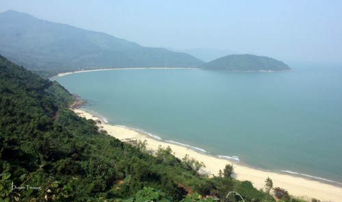 Mất khoảng gần một tiếng đi xe máy từ thành phố Đà Nẵng, mình đến đèo Hải Vân lúc 15h. Trời nắng, ấm áp, nhưng sương mù vẫn bao phủ một vài khu vực. Từ lưng chừng đèo, mình đã có thể phóng tầm mắt bao quát cả một vùng trời, và nghe hơi thở của biển cả