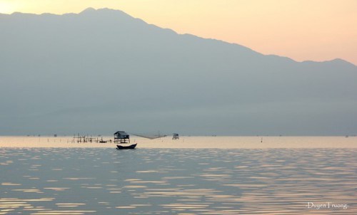 Mặt trời lặn sau dãi núi Bạch Mã, rọi ánh sáng cuối ngày vào đầm nước mênh mông. Khung cảnh nên thơ này khó tìm thấy ở nơi nào khác