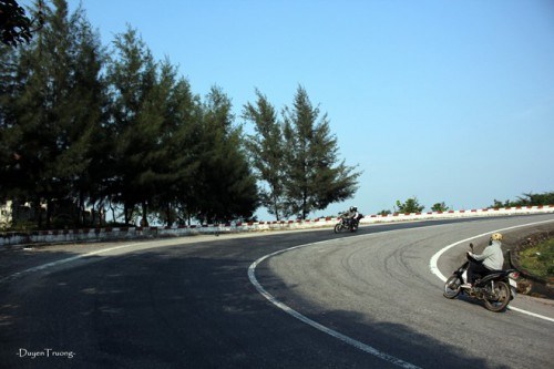 Cung đường Hải Vân chênh vênh, khúc khuỷu, có lúc uốn lượn theo triển núi, khi bất ngờ rẽ ngoặt, tạo nên những khúc cua hình zig zag mà bọn mình gọi là “những khúc cua huyền thoại”