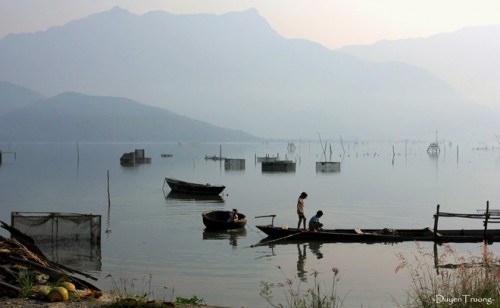 Rời Lăng Cô, mình đến đầm Lập An để kịp ngắm hoàng hôn. Đây là đầm nước lợ lớn ở Huế, và là một phần của vịnh Lăng Cô. Nhìn những hình ảnh này chỉ mơ ước: cho tôi một vé về tuổi thơ