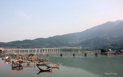 Sau một lúc mơ màng trong cái đẹp nên thơ, mình di chuyển thêm một đoạn đến làng chài. Làng chài cũng bình lặng, không xô bồ, như nét vốn có của Huế