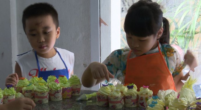 Bé tập làm bánh