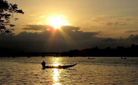 Sông Hương rất đẹp khi chiêm ngưỡng nó từ nguồn và khi nó chảy quanh các chân núi, xuyên qua các cánh rừng rậm của hệ thực vật nhiệt đới. Ảnh: Duyhan