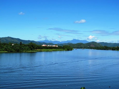Dòng sông như một dải lụa đào trải dài trên vùng đất Huế. Ảnh: Che Trung Hieu