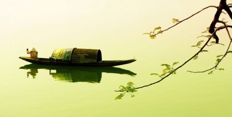 Dòng chính của Tả Trạch dài khoảng 67 km, bắt nguồn từ dãy Trường Sơn Đông, ven khu vực vườn quốc gia Bạch Mã chảy theo hướng Tây Bắc với 55 thác nước hùng vĩ, qua thị trấn Nam Đông rồi sau đó hợp lưu với dòng Hữu Trạch tại ngã ba Bằng Lãng (khoảng 3 km về phía Bắc khu vực lăng Minh Mạng). Ảnh: NhanTran