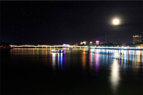 Các công trình kiến trúc hai bên bờ sông gồm thành quách, thị tứ, vườn tược, chùa chiền, tháp và đền đài... ánh phản chiếu của chúng trên dòng nước khiến con sông mang theo nhiều chất thơ và tính nhạc. Ảnh: Asusp505