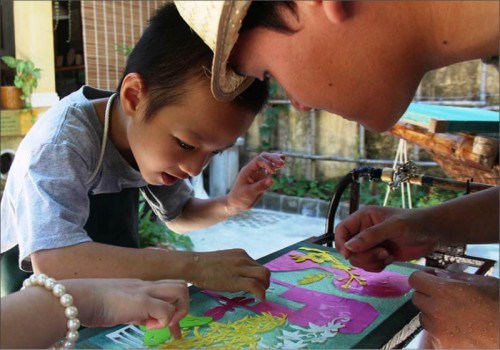 Xếp hình lên khung trước khi thực hiện công đoạn phun nước