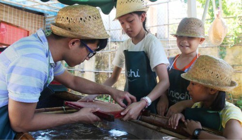 Trải nghiệm công đoạn xeo giấy trước khi in hình