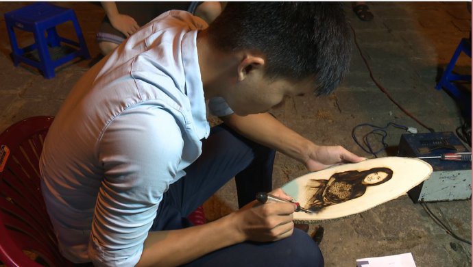 Chân dung bút lửa níu chân du khách trên phố đi bộ