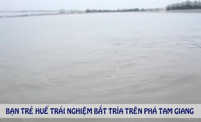 Bạn trẻ Huế trải nghiệm bắt trìa trên phá Tam Giang