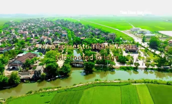Who comes to Thanh Toan tile-roofed bridge