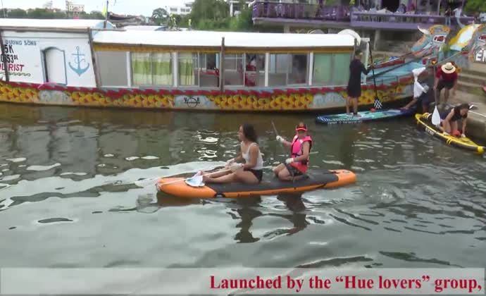 Collecting trash to thank Huong river