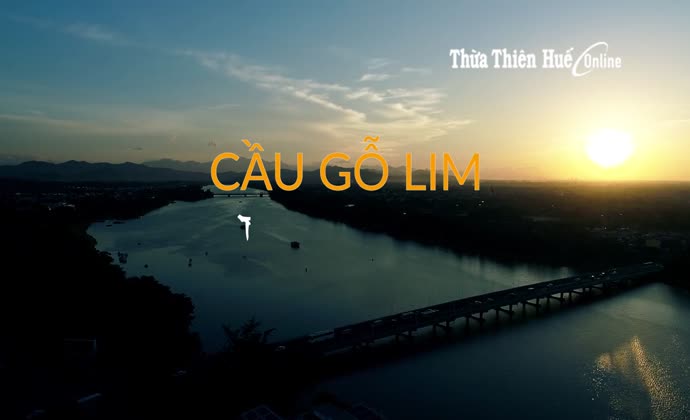 Cầu gỗ lim trên sông Hương