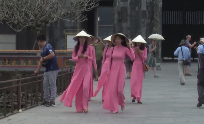 Tôn vinh tà áo dài trong ngày Quốc tế Phụ nữ