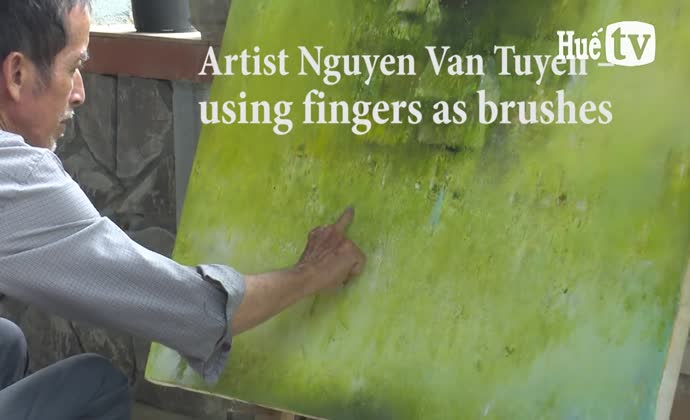 Artist Nguyen Van Tuyen – using fingers as brushes