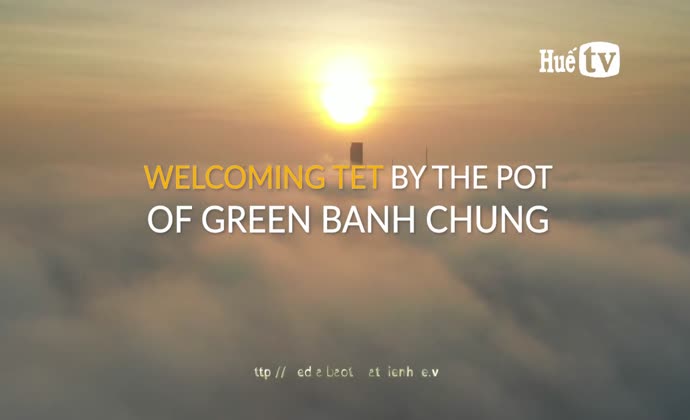 Welcoming Tet by the pot of green Banh Chung