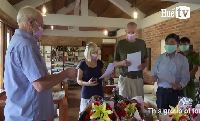 Guests were touched when awarded the certificate of completing the quarantine