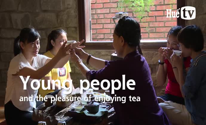 Young people and the pleasure of enjoying tea