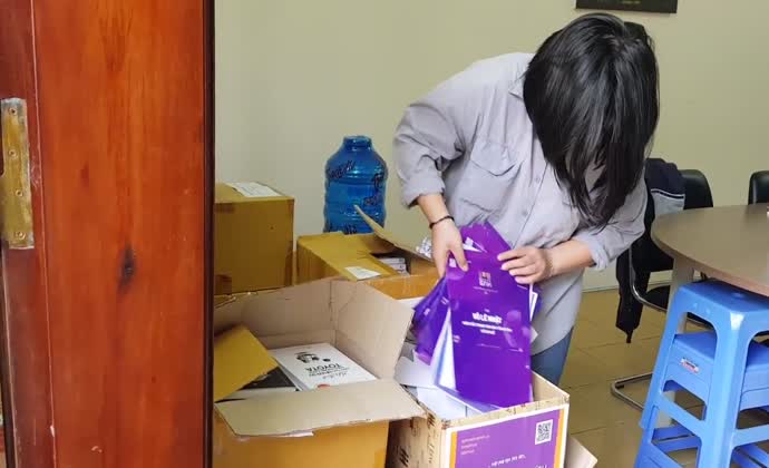 Đưa sách ra công viên bên bờ sông Hương