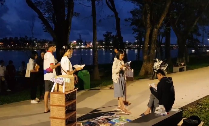 Bringing books to parks along Huong River