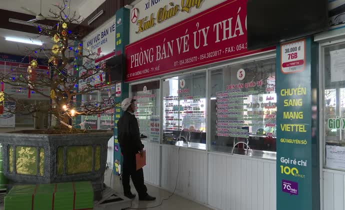 Vé tàu xe tết còn chờ khách