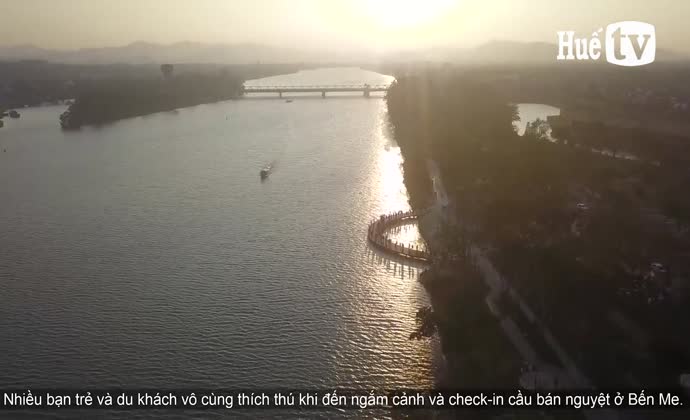 Thơ mộng cầu Bán Nguyệt