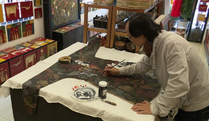 Vẽ tranh trên áo dài