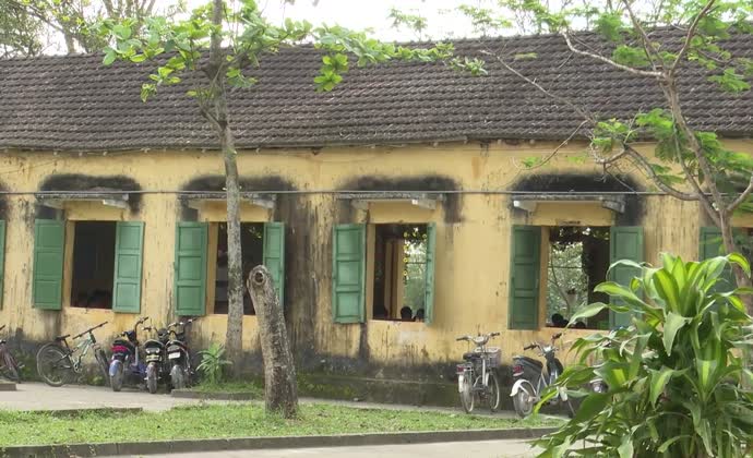 Trao 300 suất quà cho học sinh vùng khó khăn
