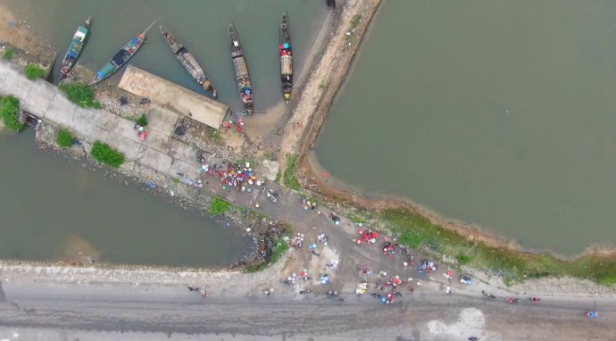 Three-hour fish market by the foot of Tam Giang bridge