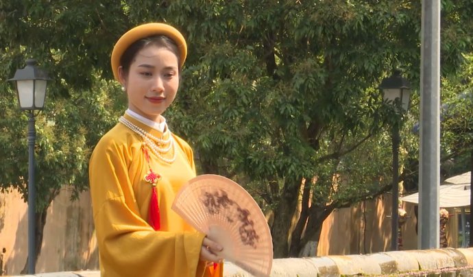 Young people love taking pictures with ancient costumes