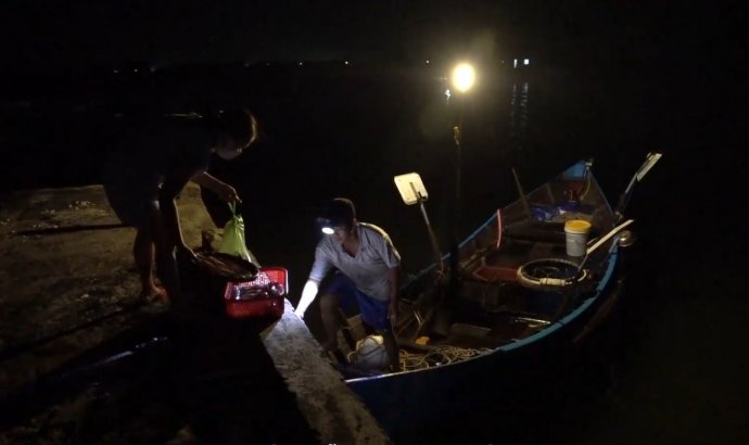 Chợ mực đội đèn