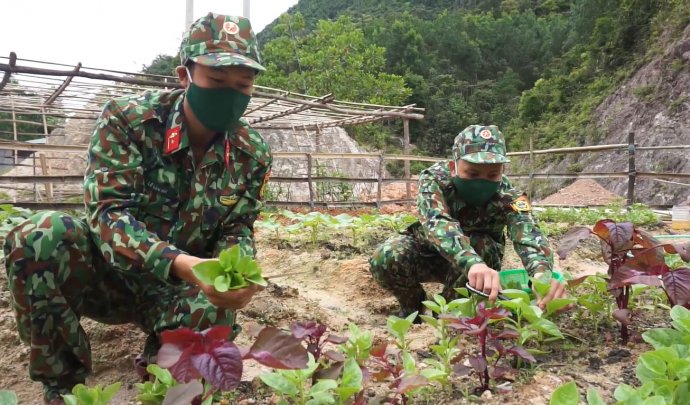 Tăng gia ở chốt chống dịch vùng biên