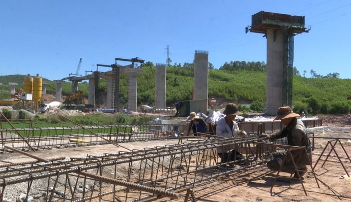 Thi công cao tốc Cam Lộ-La Sơn trong tiết trời nắng gắt