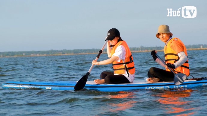 Travelling to Ngu My Thanh to row SUP to admire Tam Giang lagoon