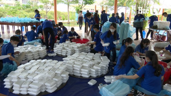 Bạn trẻ hỗ trợ tuyến đầu chống dịch