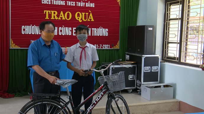 Tiếp sức cho học sinh nghèo đến trường