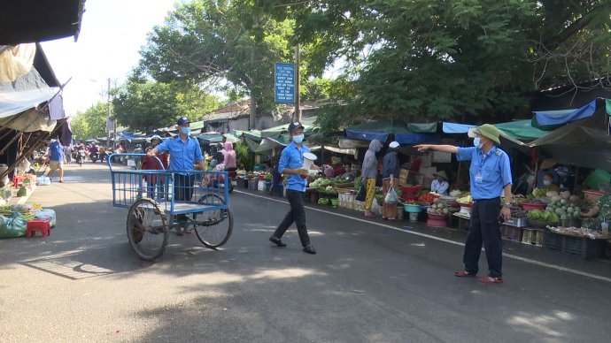 Phòng dịch ở chợ dân sinh: Tăng ý thức, siết kiểm soát