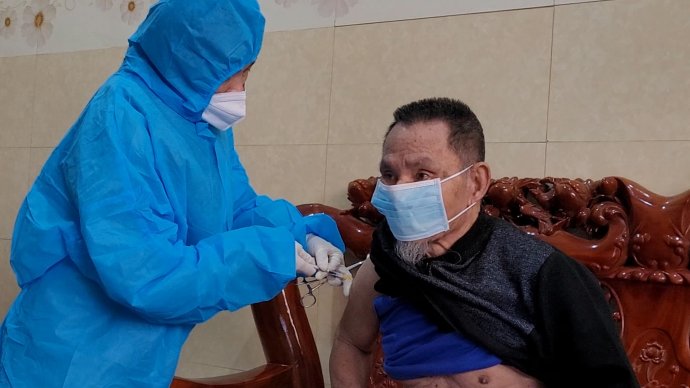 “Gõ từng nhà” phủ vắc-xin phòng COVID-19