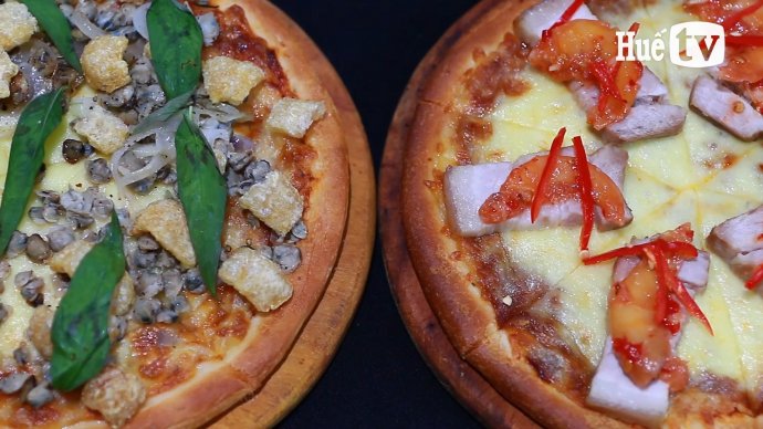 Pizza... đặc sản Huế
