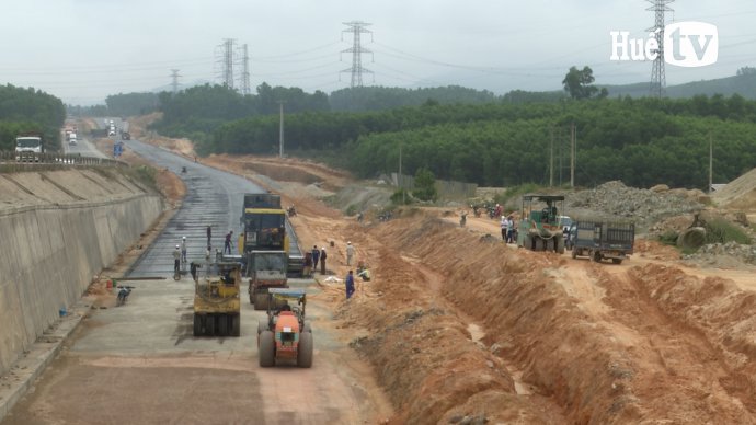 Nỗ lực đưa cao tốc Cam Lộ - La Sơn về đích