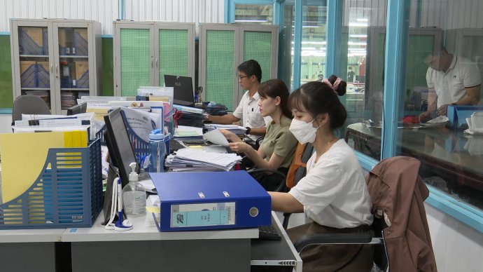 Bản tin kinh tế ngày 16/4: Chi lương qua ngân hàng: Cần những cái bắt tay