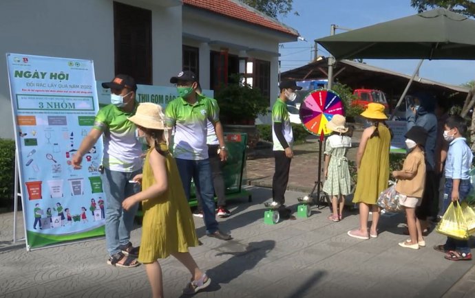 Phân loại rác đổi lấy quà và tái chế