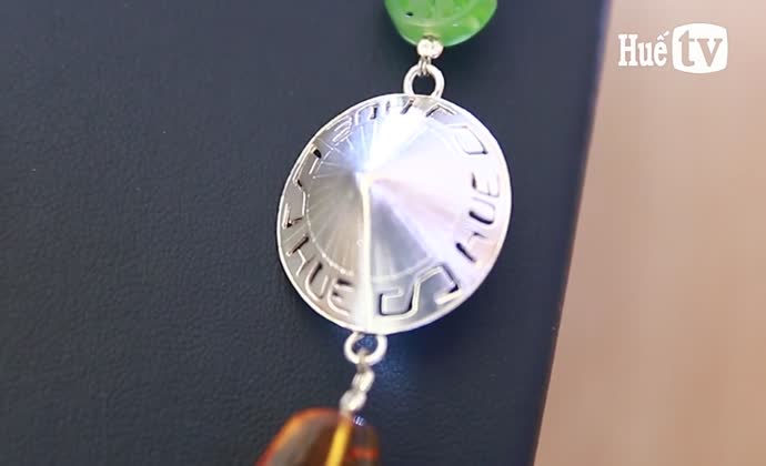 Sáng tạo trang sức từ đá quý và phụ kiện làng nghề Huế