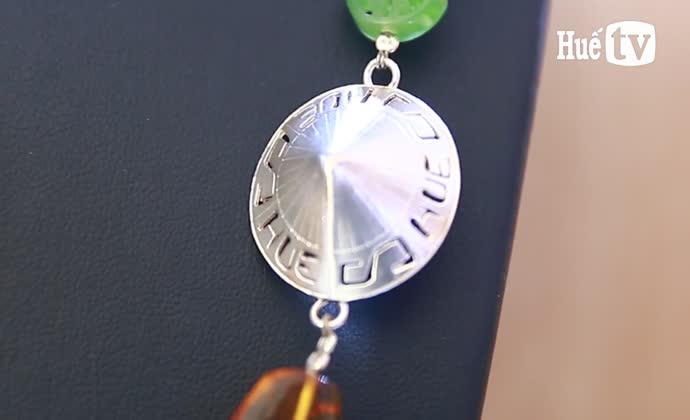 Creating jewelry from gems and accessories from Hue craft villages