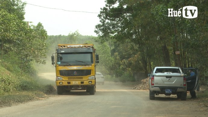 Xe chở quá khổ, quá tải làm hư hỏng nhiều tỉnh lộ