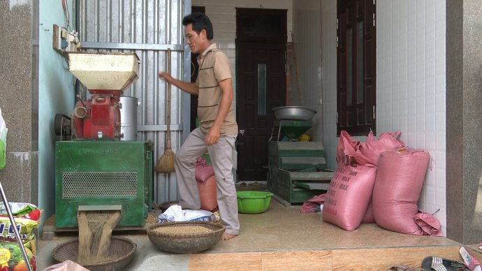 Nông dân gặp khó vì giá lúa thấp