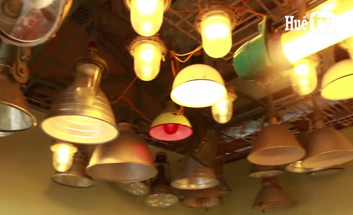 Người hồi sinh những chiếc đèn công nghiệp