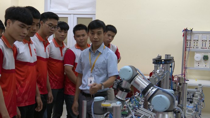 “Đưa nhà máy” vào trường học