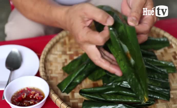 Giữ nghề bánh gói tiến Vua