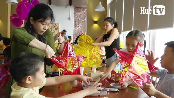 Bé làm lồng đèn trung thu